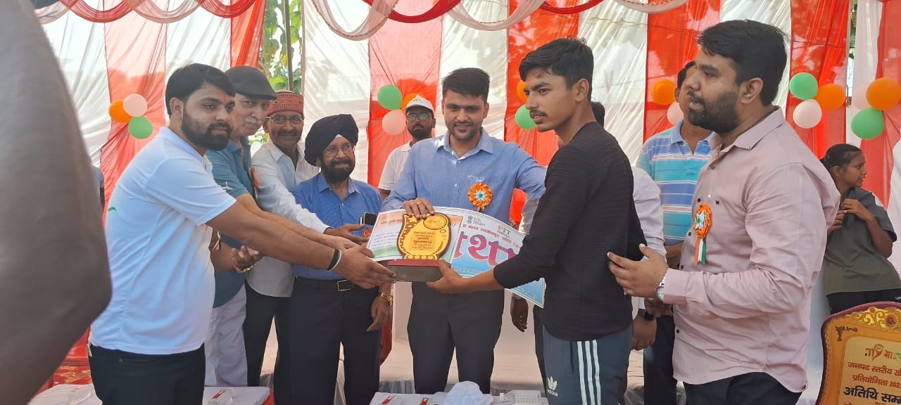 Lakhimpur 17 October. Yuva Karyakram evam Khel Mantralaya Bharat Sarkar ke antargat Mera Yuva Bharat Lakhimpur Kheri dwara Janpad Stariya Khel Pratiyogita ka aayojan Lalpur Stadium me kiya gaya